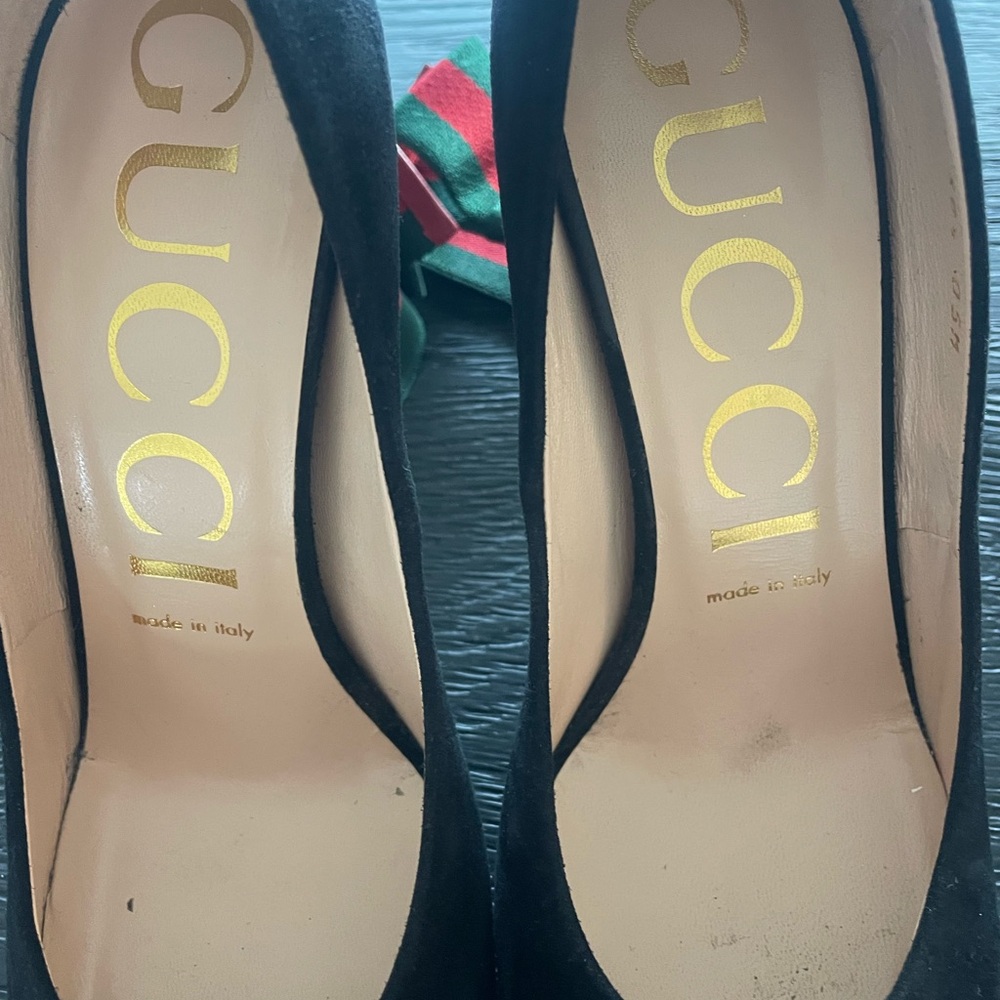 Gucci Sylvie Black Suede Heels with Red and Green Removable bow. - Picture 9 of 16